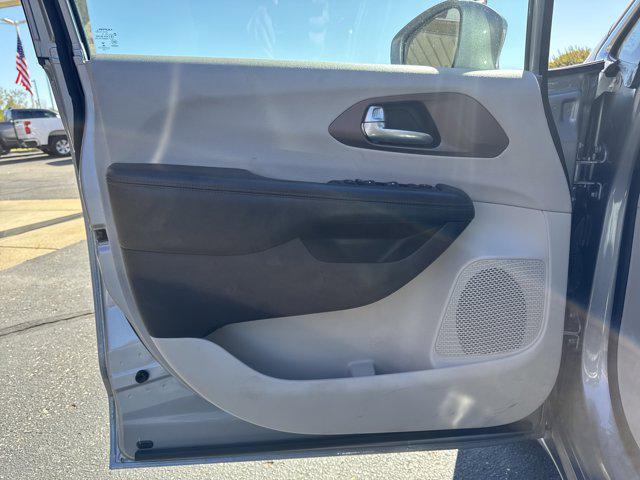 Photo of 2017 Billet Silver Metallic Clearcoat Chrysler Pacifica