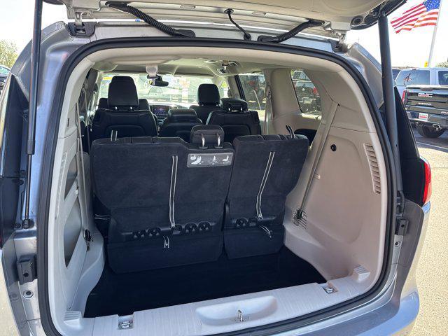 Photo of 2017 Billet Silver Metallic Clearcoat Chrysler Pacifica