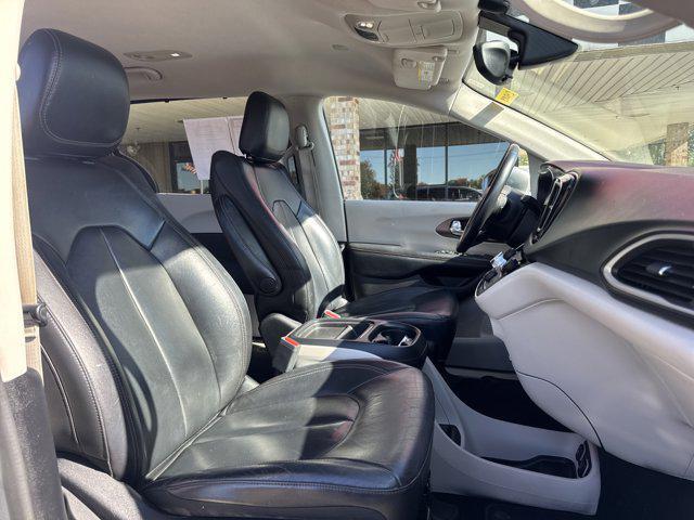 Photo of 2017 Billet Silver Metallic Clearcoat Chrysler Pacifica