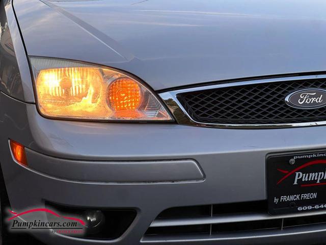 Photo of 2005 Silver Ford Focus