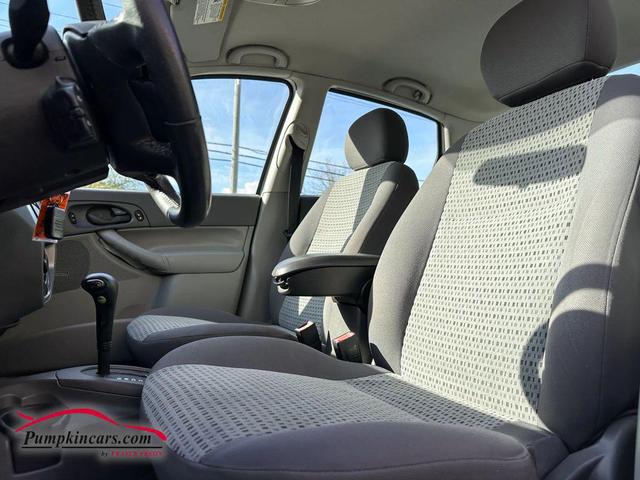 Photo of 2005 Silver Ford Focus