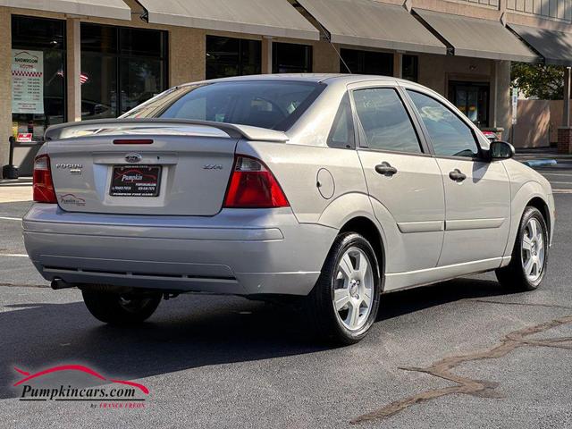 Photo of 2005 Silver Ford Focus