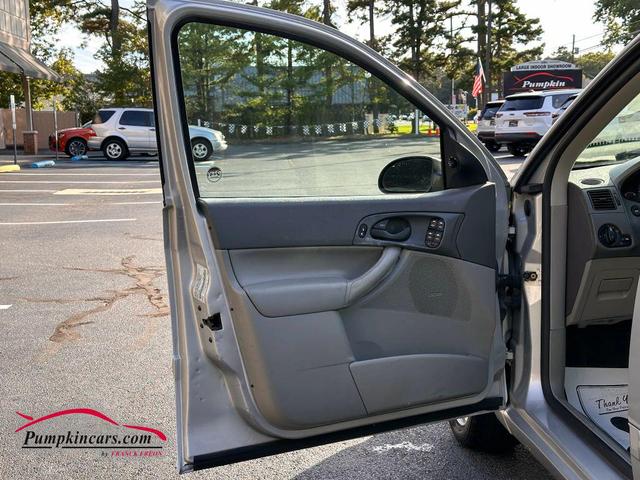 Photo of 2005 Silver Ford Focus