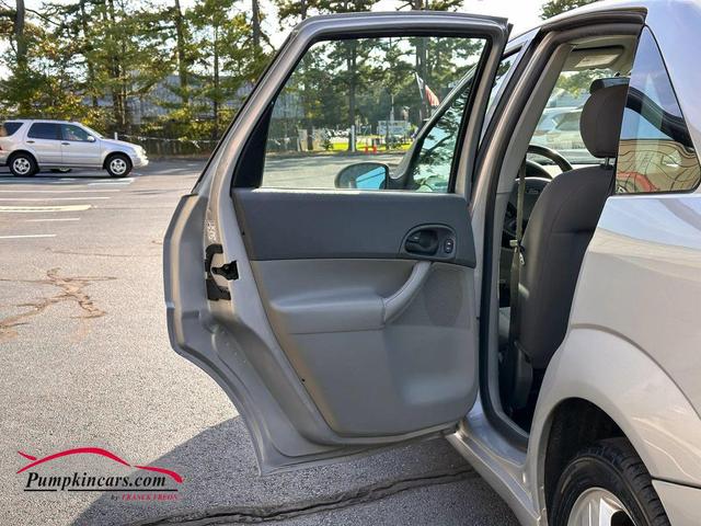 Photo of 2005 Silver Ford Focus