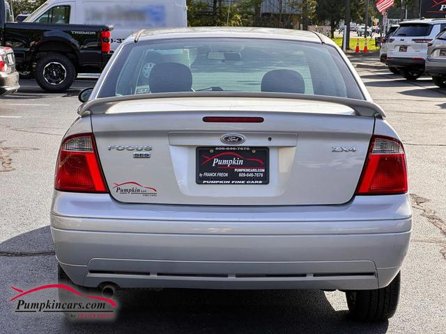 Photo of 2005 Silver Ford Focus