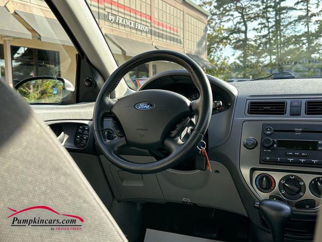Photo of 2005 Silver Ford Focus