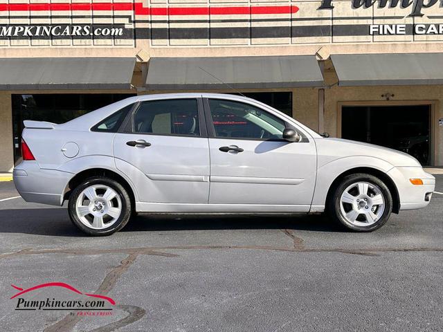 Photo of 2005 Silver Ford Focus