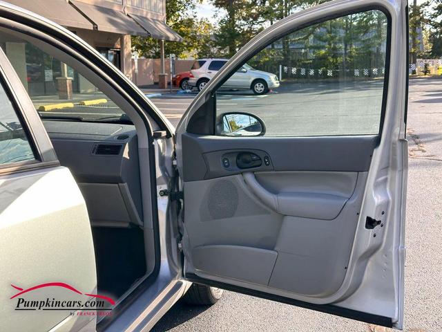 Photo of 2005 Silver Ford Focus