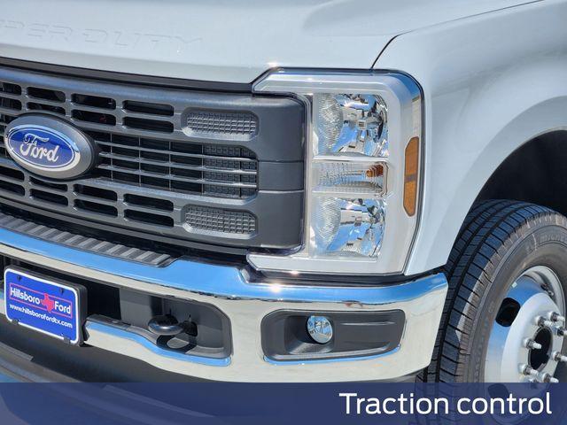 Photo of 2025 Oxford White Ford F-350