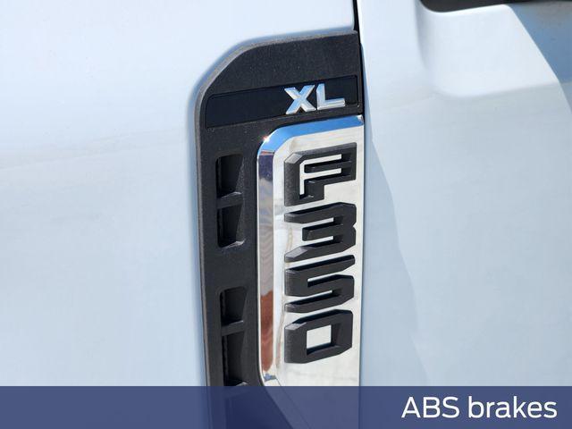 Photo of 2025 Oxford White Ford F-350