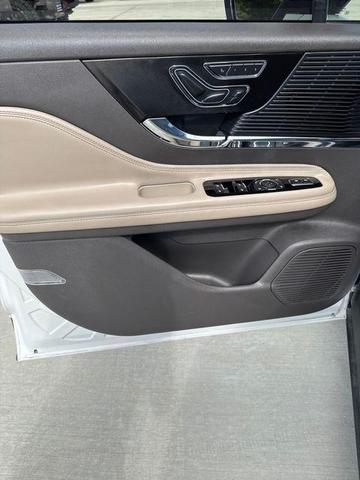 Photo of 2022 Pristine White Lincoln Corsair
