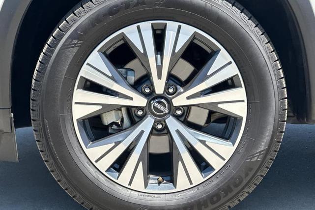 Photo of 2023 Brilliant Silver Metallic Nissan Rogue