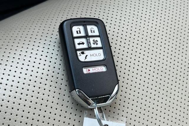 Photo of 2019 Platinum White Pearl Honda Clarity Plug-In Hybrid