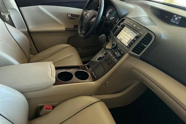 Photo of 2010 Sunset Bronze Mica Toyota Venza