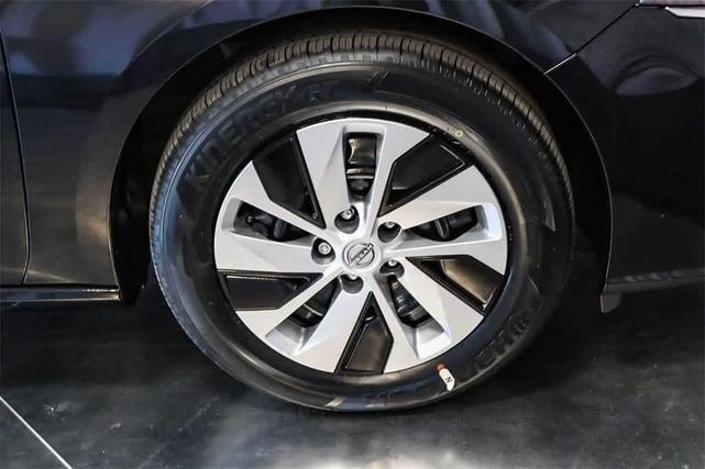 Photo of 2025 Black Nissan Altima