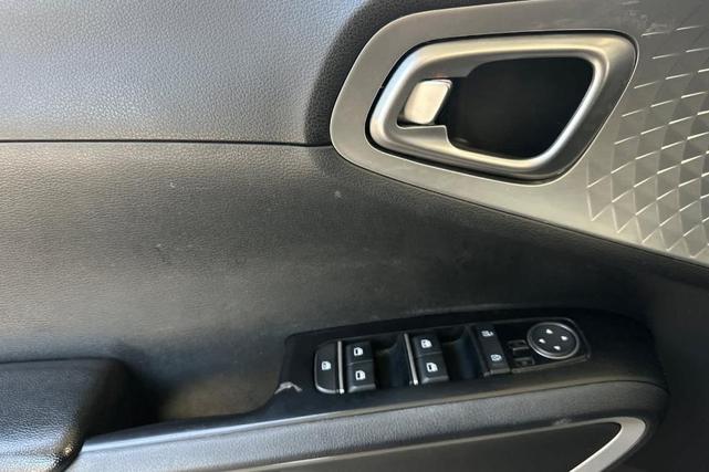 Photo of 2022 Snow White Pearl Kia Soul