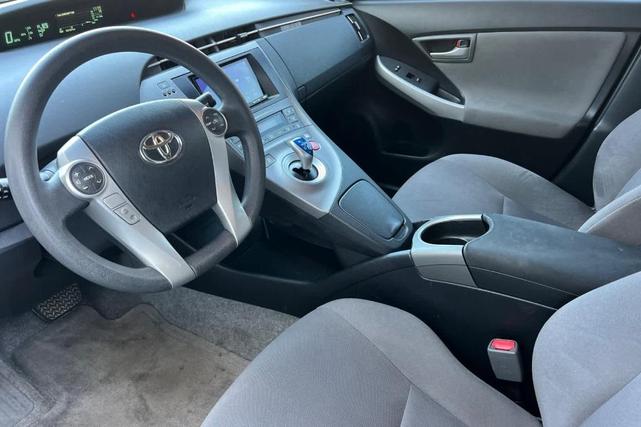 Photo of 2015 Super White Toyota Prius