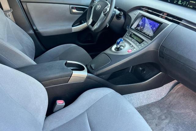 Photo of 2015 Super White Toyota Prius