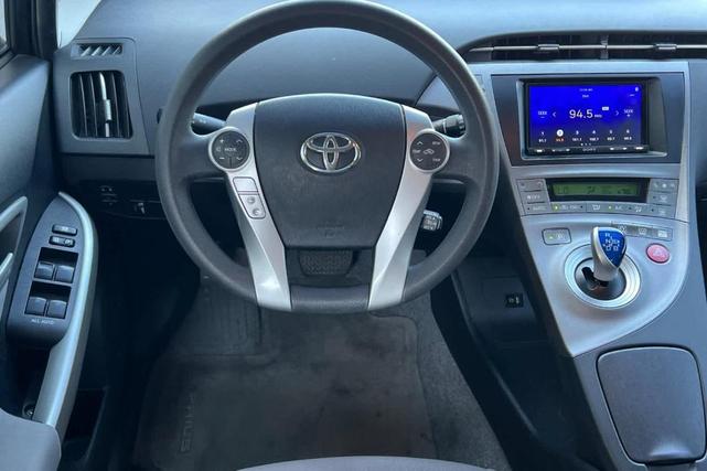Photo of 2015 Super White Toyota Prius