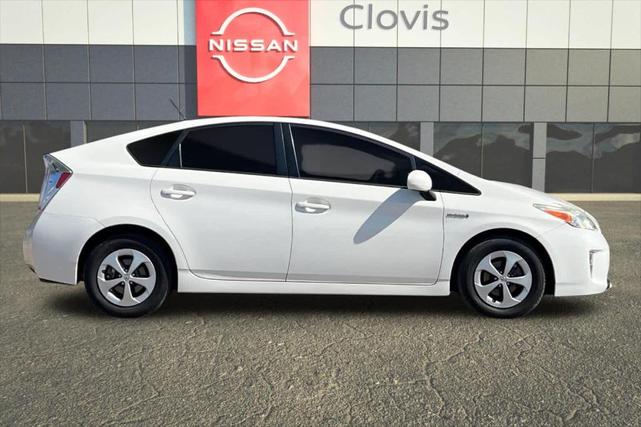 Photo of 2015 Super White Toyota Prius