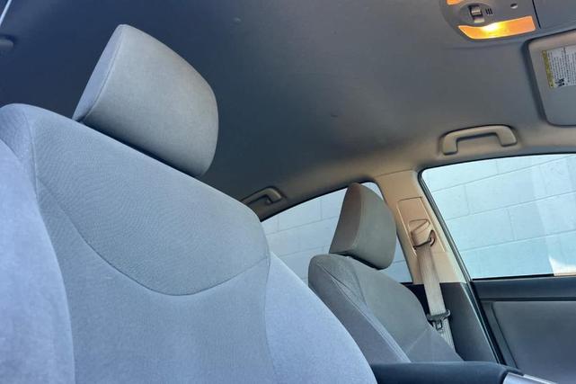 Photo of 2015 Super White Toyota Prius