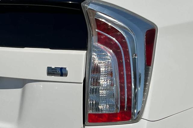Photo of 2015 Super White Toyota Prius
