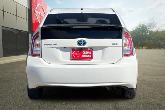 Photo of 2015 Super White Toyota Prius