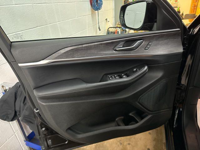 Photo of 2025 Diamond Black Jeep Grand Cherokee L