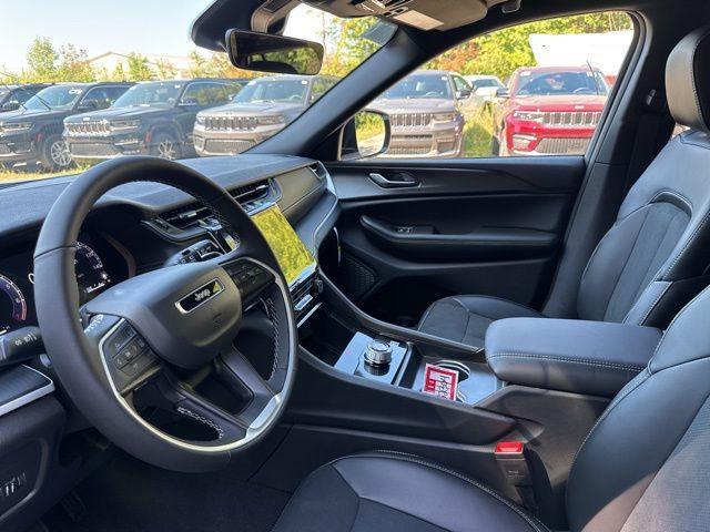 Photo of 2025 Bright White Clearcoat Jeep Grand Cherokee