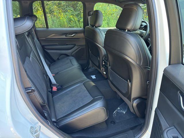 Photo of 2025 Bright White Clearcoat Jeep Grand Cherokee