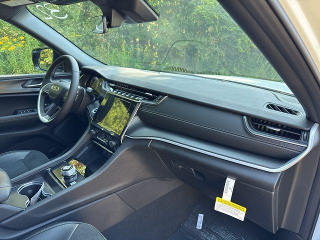 Photo of 2025 Bright White Clearcoat Jeep Grand Cherokee