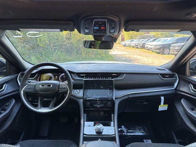 Photo of 2025 Bright White Clearcoat Jeep Grand Cherokee