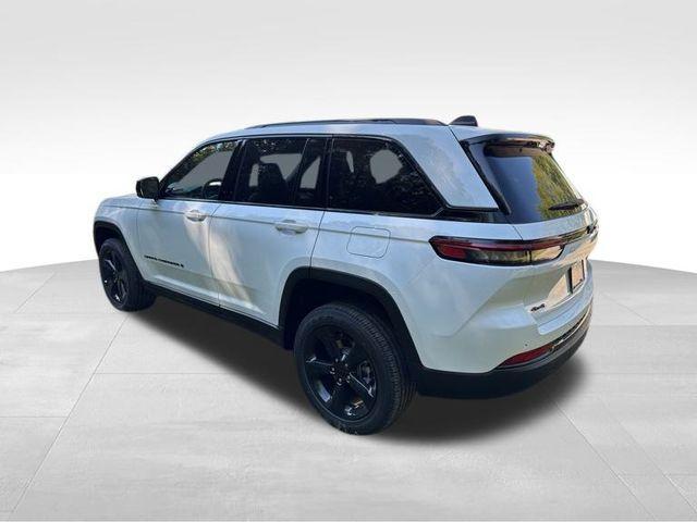 Photo of 2025 Bright White Clearcoat Jeep Grand Cherokee