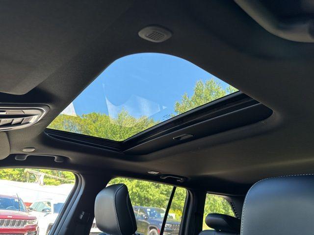 Photo of 2025 Bright White Clearcoat Jeep Grand Cherokee