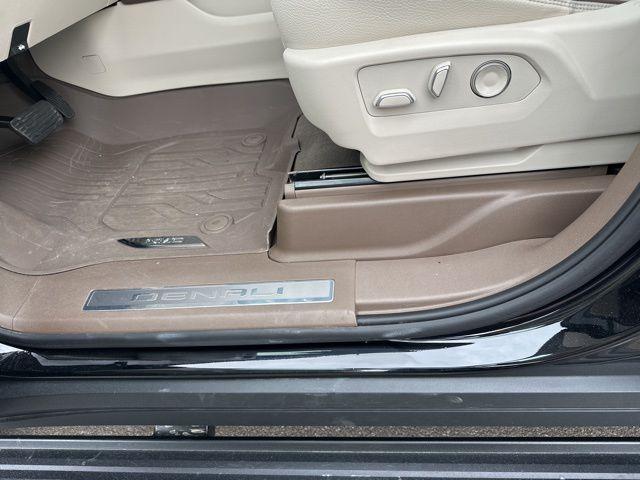 Photo of 2025 Onyx Black GMC Yukon XL