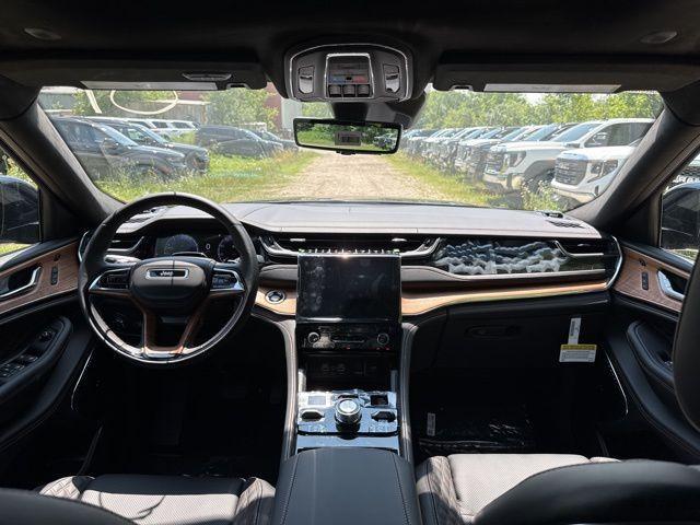 Photo of 2025 Diamond Black Jeep Grand Cherokee L