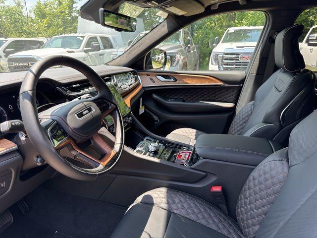 Photo of 2025 Diamond Black Jeep Grand Cherokee L