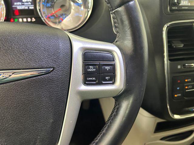 Photo of 2015 Granite Crystal Clearcoat Metallic Chrysler Town & Country