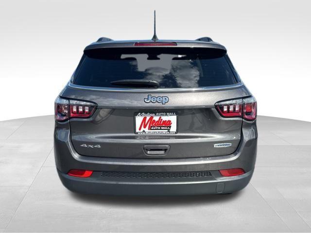 Photo of 2022 Granite Crystal Clearcoat Metallic Jeep Compass