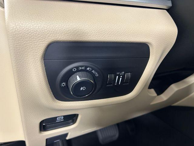 Photo of 2022 Bright White Clearcoat Jeep Grand Cherokee L