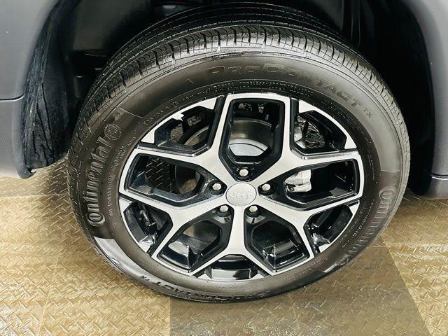 Photo of 2024 Metallic Jeep Compass