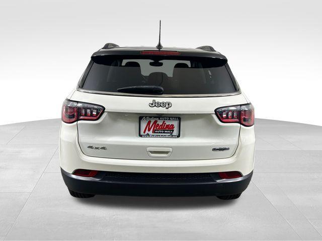 Photo of 2020 White Clearcoat Jeep Compass