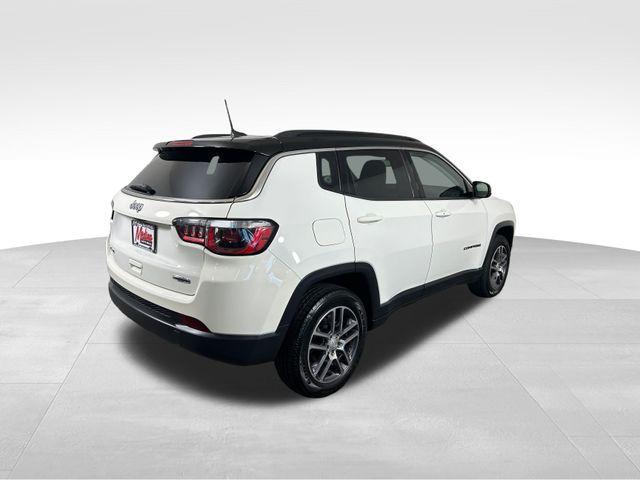 Photo of 2020 White Clearcoat Jeep Compass