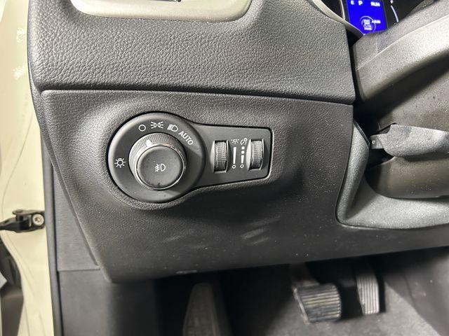 Photo of 2020 White Clearcoat Jeep Compass
