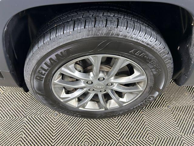 Photo of 2021 Diamond Black Jeep Cherokee