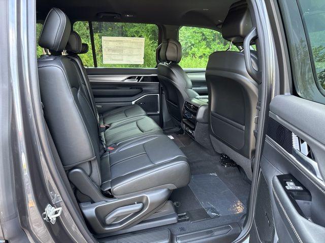 Photo of 2025 Metallic Jeep Wagoneer