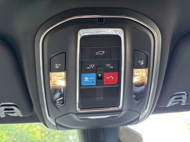 Photo of 2025 Metallic Jeep Wagoneer