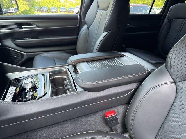 Photo of 2025 Metallic Jeep Wagoneer