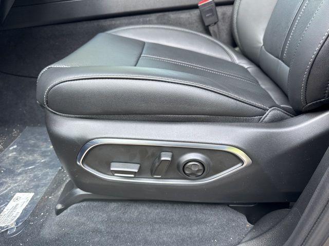 Photo of 2025 Metallic Jeep Wagoneer