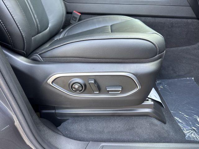 Photo of 2025 Metallic Jeep Wagoneer